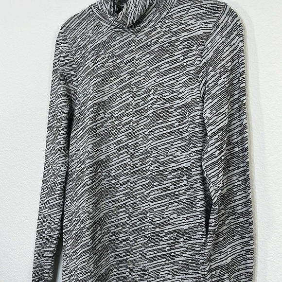 Athleta NWOT Flurry Seamless‎ Turtleneck size Medium - Picture 3 of 11